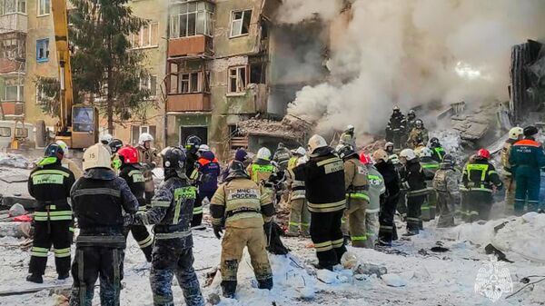 El servicio de emergencias trabaja en el lugar de una explosión de gas en la ciudad siberiana de Novosibirsk, Rusia - Sputnik Mundo