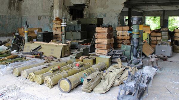 Un almacén con trofeos de armas abandonados por las fuerzas armadas ucranianas - Sputnik Mundo