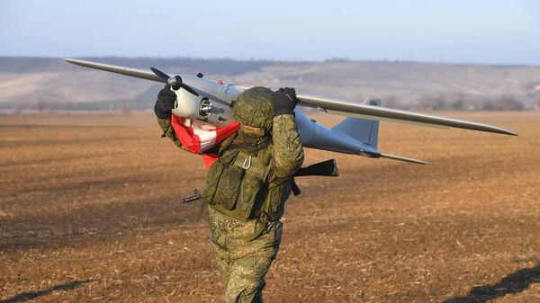 Un soldado ruso se lleva el dron Orlan-10 tras completar su misión de combate. - Sputnik Mundo