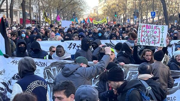 Las protestas contra la reforma de pensiones en París, Francia - Sputnik Mundo