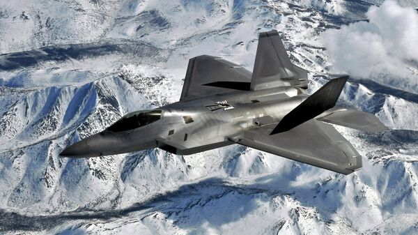 Un F-22 Raptor de la Fuerza Aérea de EEUU volando desde la Base Aérea de Elmendorf, Alaska. - Sputnik Mundo