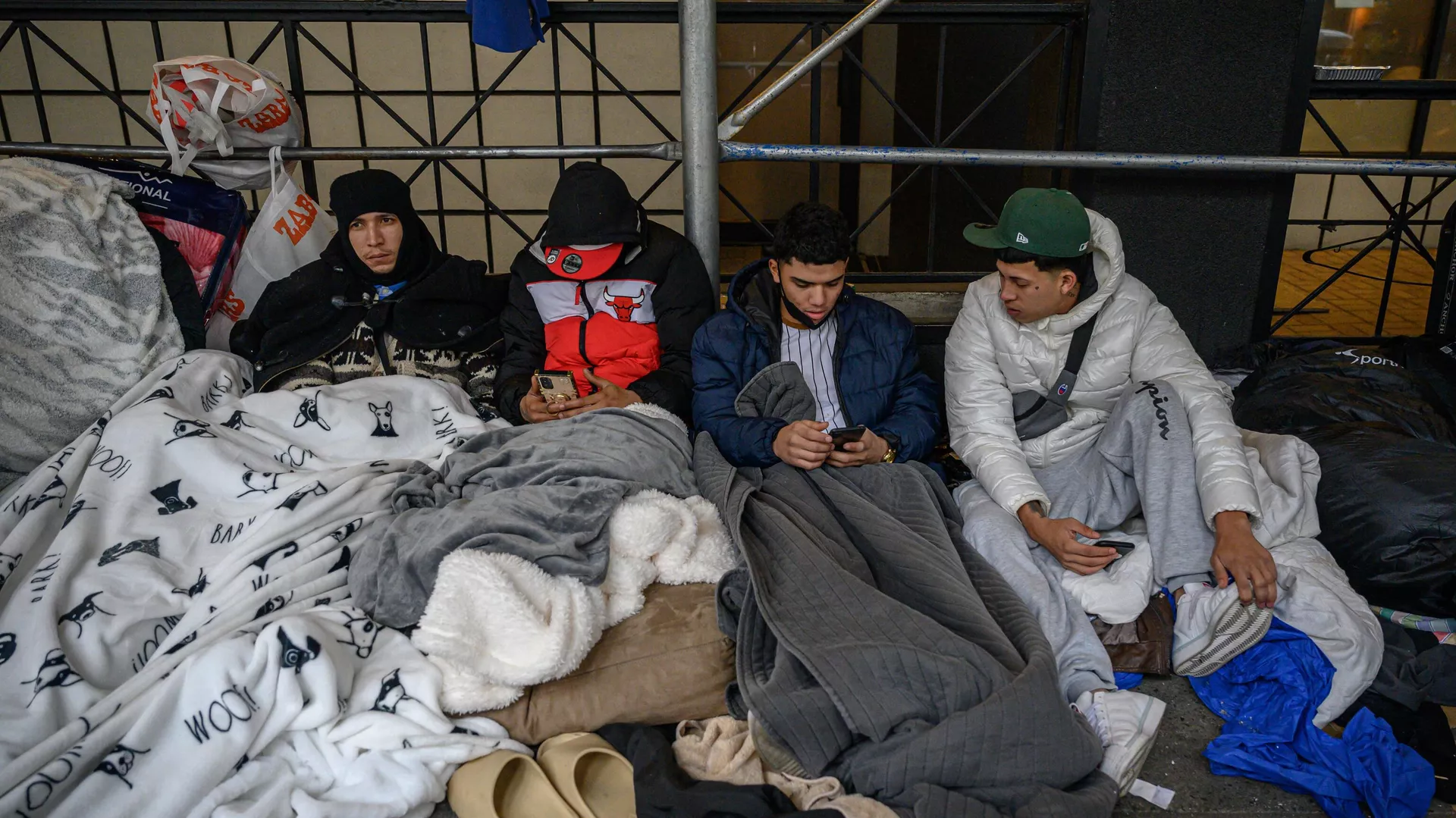 Migrantes acampan frente a un hotel donde habían sido alojados anteriormente, mientras se resisten a los esfuerzos de la ciudad para reubicarlos en un centro de Brooklyn para solicitantes de asilo, en el barrio de Hells Kitchen de Nueva York, el 31 de enero de 2023 - Sputnik Mundo, 1920, 13.02.2023