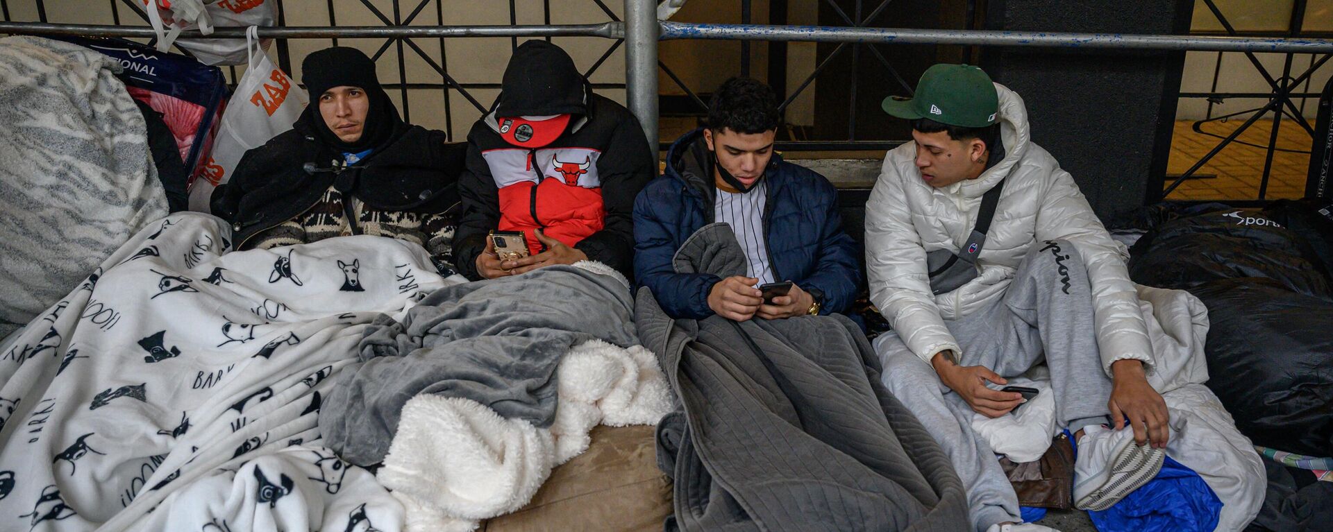 Migrantes acampan frente a un hotel donde habían sido alojados anteriormente, mientras se resisten a los esfuerzos de la ciudad para reubicarlos en un centro de Brooklyn para solicitantes de asilo, en el barrio de Hells Kitchen de Nueva York, el 31 de enero de 2023 - Sputnik Mundo, 1920, 13.02.2023