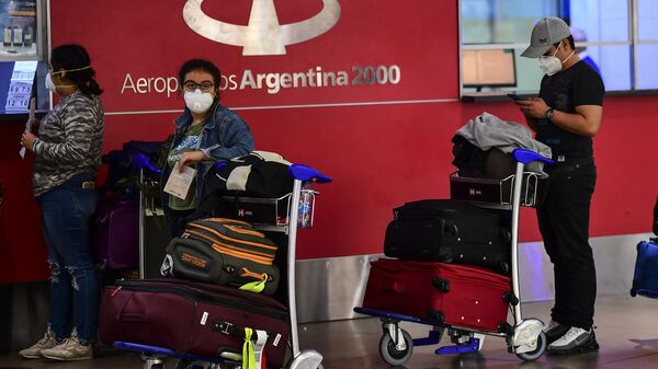 Pasajeros en el Aeropuerto Internacional de Ezeiza, en Buenos Aires, en Argentina  - Sputnik Mundo