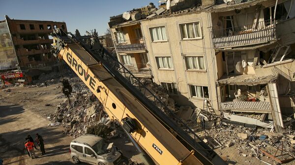 Edificio colapsado tras sismos en Turquía (archivo) - Sputnik Mundo