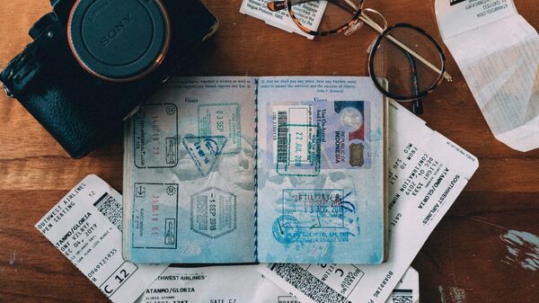Sellos en un pasaporte - Sputnik Mundo