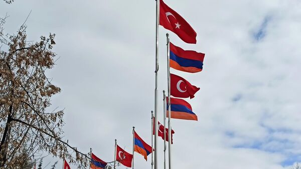 Banderas de Armenia y Turquía durante la visita del ministro armenio de Asuntos Exteriores, Ararat Mirzoyan, a Ankara.  - Sputnik Mundo