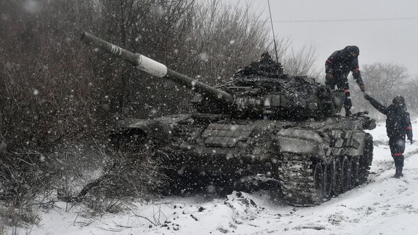 Militares del tanque T-72 de las Fuerzas Armadas rusas en el sector sur de una operación militar especial - Sputnik Mundo