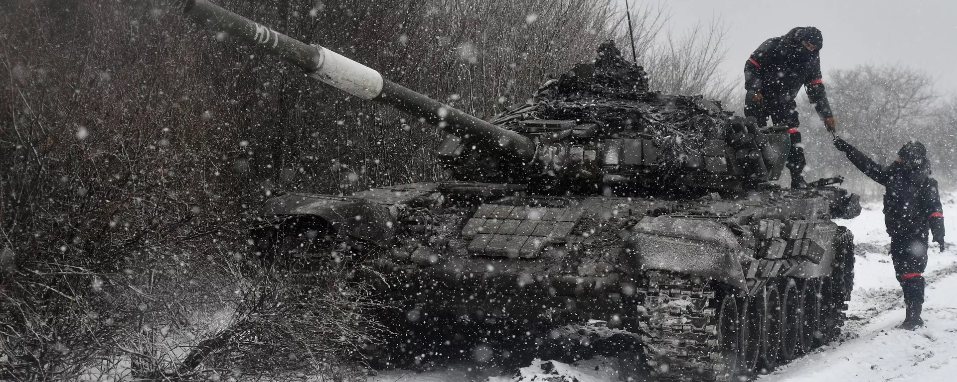 Militares del tanque T-72 de las Fuerzas Armadas rusas en el sector sur de una operación militar especial - Sputnik Mundo, 1920, 16.02.2023