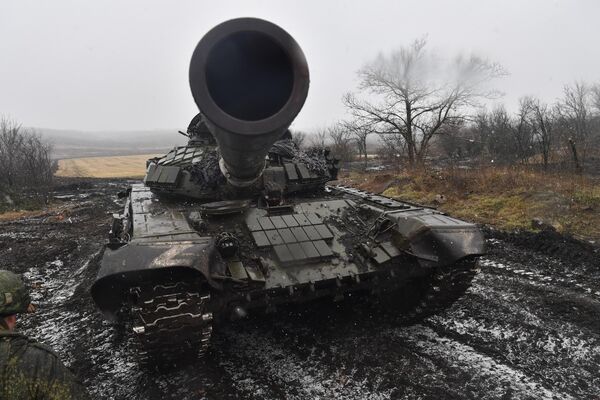 El tanque T-72 es el principal vehículo blindado de las Fuerzas rusas y se considera el carro de combate más popular del mundo. El T-72B3 es su versión modernizada. También operan en la zona de la operación máquinas de la familia de los T-72 de la última modificación, con blindaje como el del T-90M, el mejor vehículo de combate operado por el Ejército ruso. - Sputnik Mundo