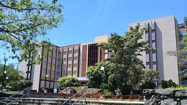 Edificio principal de la Facultad de Medicina de la Universidad de El Salvador en la sede central. - Sputnik Mundo