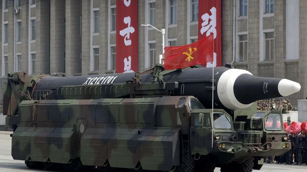 Un misil que los analistas creen que podría ser el norcoreano Hwasong-12 - Sputnik Mundo
