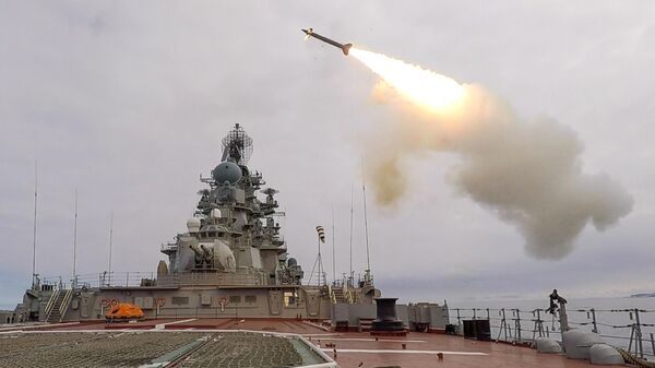 Lanzamiento de un misil del sistema antiaéreo naval Kinzhal - Sputnik Mundo