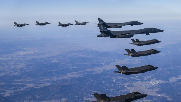 Bombarderos B-1B de la Fuerza Aérea de EEUU, en el centro, vuelan en formación con los F-35A de la Fuerza Aérea de Corea del Sur. - Sputnik Mundo