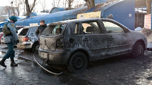 Consecuencias del bombardeó del ejército ucraniano en los distritos centrales de Donetsk, 19 de febrero - Sputnik Mundo