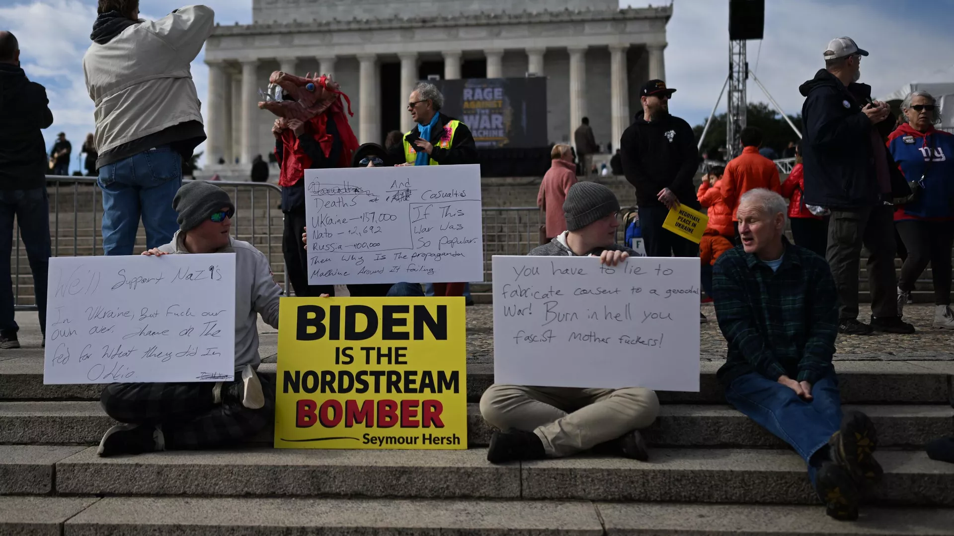 Manifestantes reunidos no Abraham Lincoln Memorial, Washington DC, contra a política militarista dos EUA em favor da Ucrânia - Sputnik World, 1920, 19.02.2023