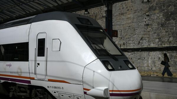 Los trenes de Renfe, que van de Asturias a Cantabria, son más grandes de lo que soportan las vías de esta zona. - Sputnik Mundo