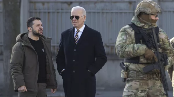 El presidente de Ucrania, Volodímir Zelenski, y el presidente de EEUU, Joe Biden, el 20 de febrero - Sputnik Mundo