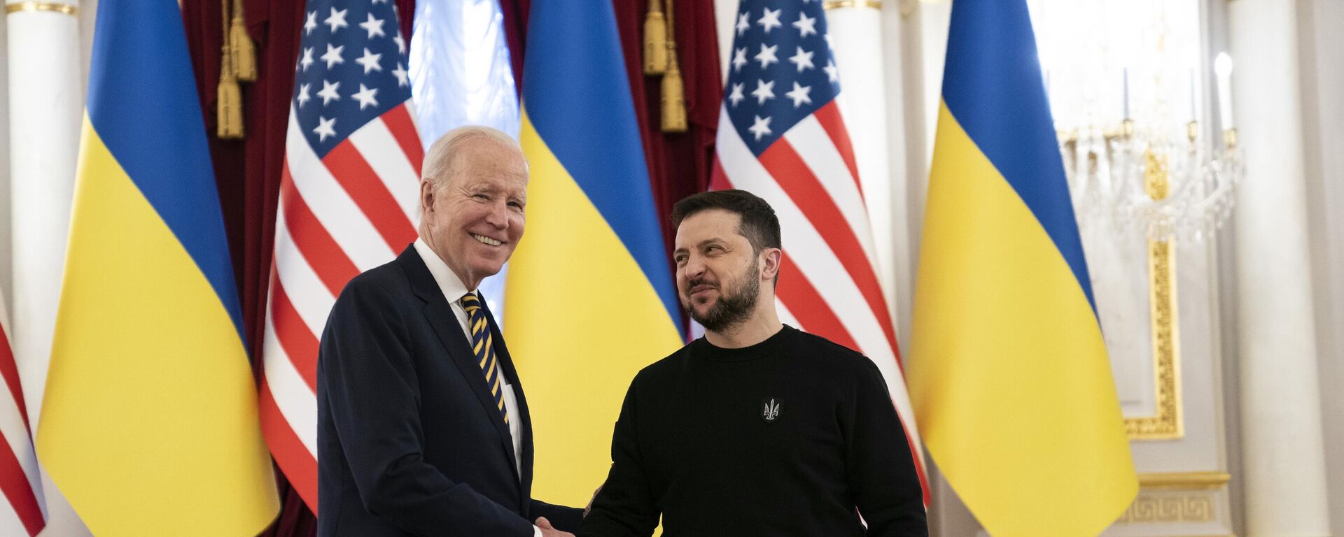 El presidente de EEUU, Joe Biden, y el presidente de Ucrania, Volodímir Zelenski, y el 20 de febrero - Sputnik Mundo, 1920, 04.04.2023