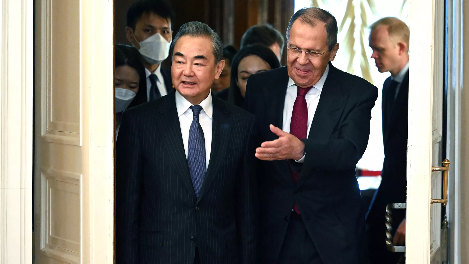 O Diretor do Gabinete da Comissão de Relações Exteriores do Partido Comunista da China, Wang Yi, e o Ministro das Relações Exteriores da Rússia, Sergei Lavrov - Sputnik World, 1920, 22.02.2023