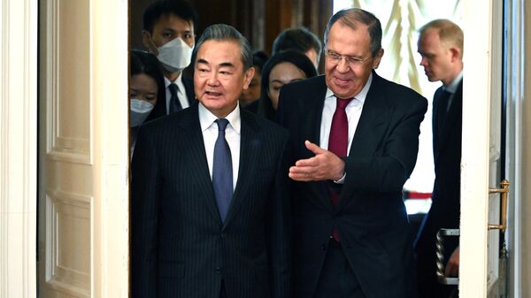 El director de la Oficina de la Comisión de Asuntos Exteriores del Partido Comunista de China, Wang Yi, y el ministro de Exteriores ruso, Serguéi Lavrov  - Sputnik Mundo