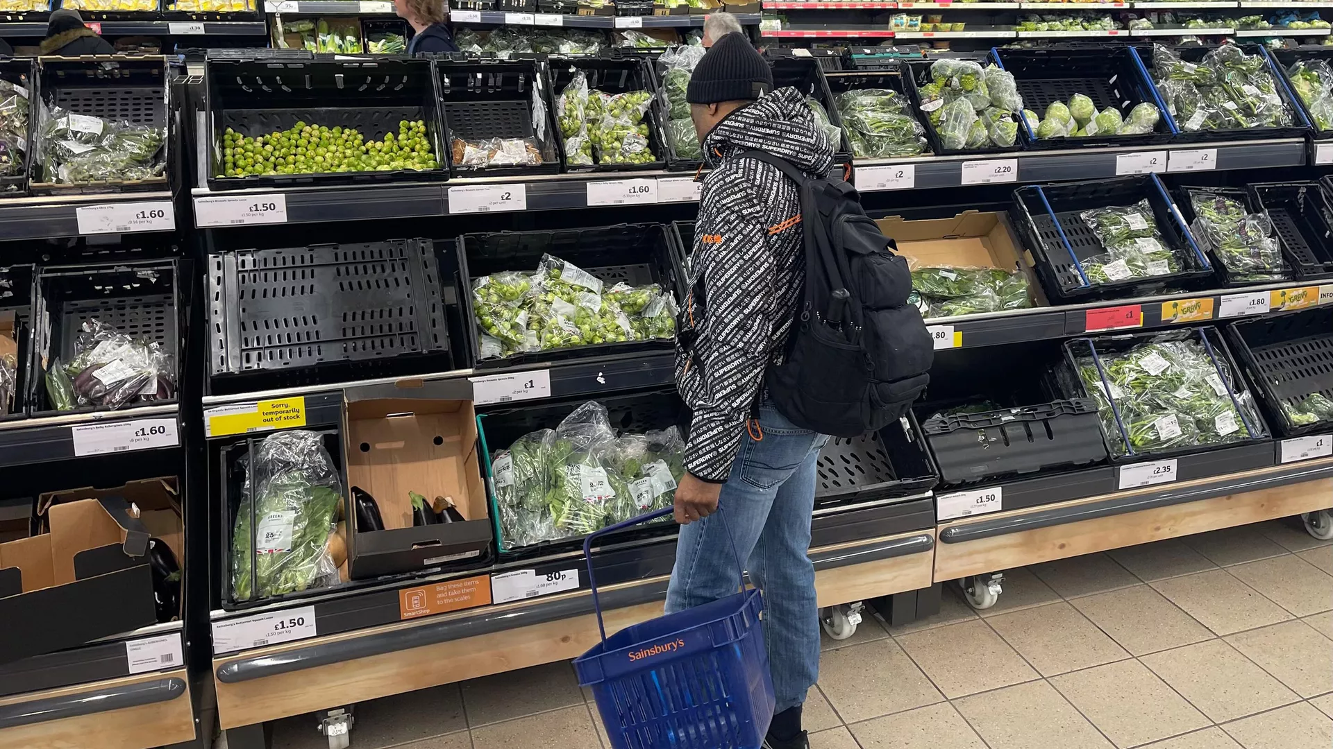 Un cliente compra verduras en supermercado en el este de Londres, el 20 de febrero de 2023 - Sputnik Mundo, 1920, 23.02.2023