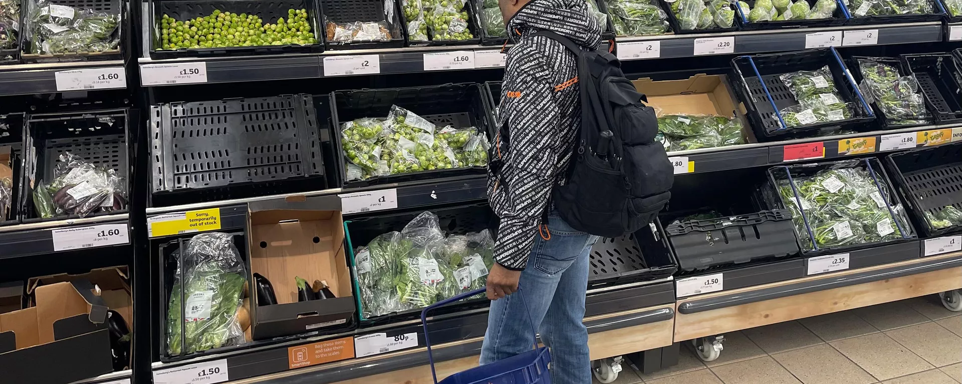Um cliente compra vegetais em um supermercado no leste de Londres em 20 de fevereiro de 2023 - Sputnik World, 1920, 23.02.2023