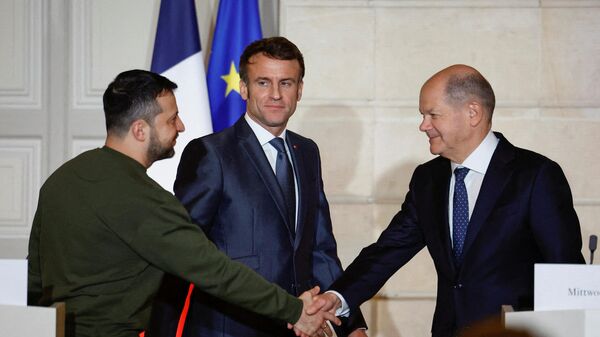 Volodímir Zelenski en reunión con Emmanuel Macron y Olaf Scholz a principios de febrero en París  - Sputnik Mundo