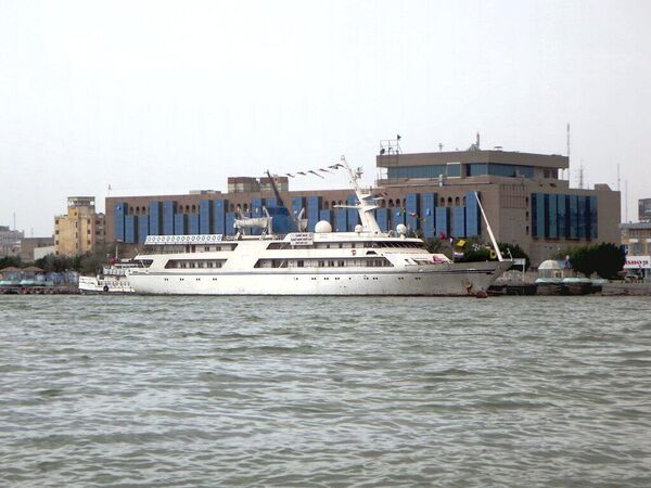 El antiguo superyate de Sadam Husein, llamado &quot;Basra Breeze&quot;, a menudo estacionado frente al Basra International Hotel (un antiguo Sheraton), a orillas del río Chat el Arab, en Basora, Irak. - Sputnik Mundo
