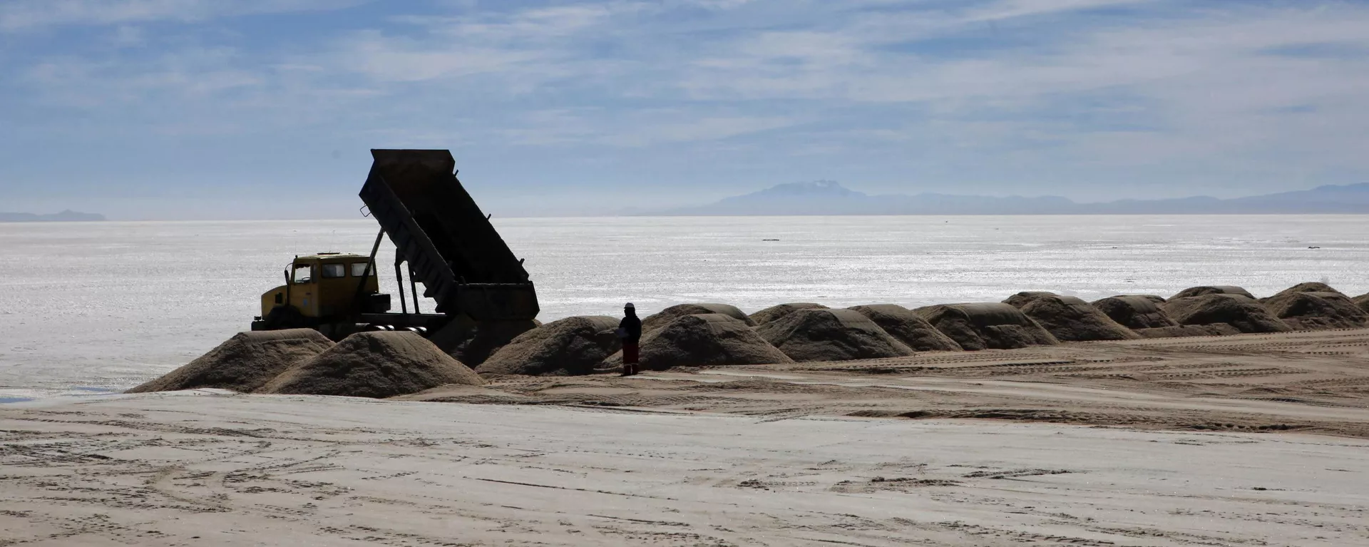 Un trabajador delante de un camión en una planta semiindustrial para producir cloruro potásico, utilizado para fabricar baterías a base de litio, el desierto de Uyuni, Bolivia - Sputnik Mundo, 1920, 26.07.2023