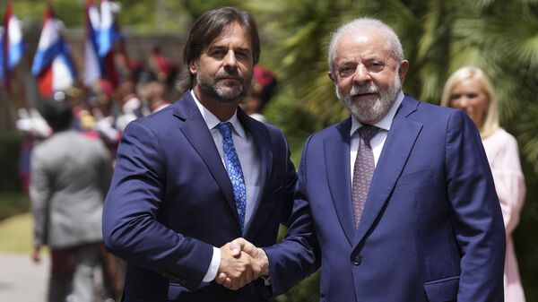 El presidente de Uruguay, Luis Alberto Lacalle Poude, y de Brasil, Luiz Inacio Lula da Silva, durante una reunión en la residencia presidencial de Suárez en Montevideo, Uruguay, el miércoles 25 de enero de 2023 - Sputnik Mundo