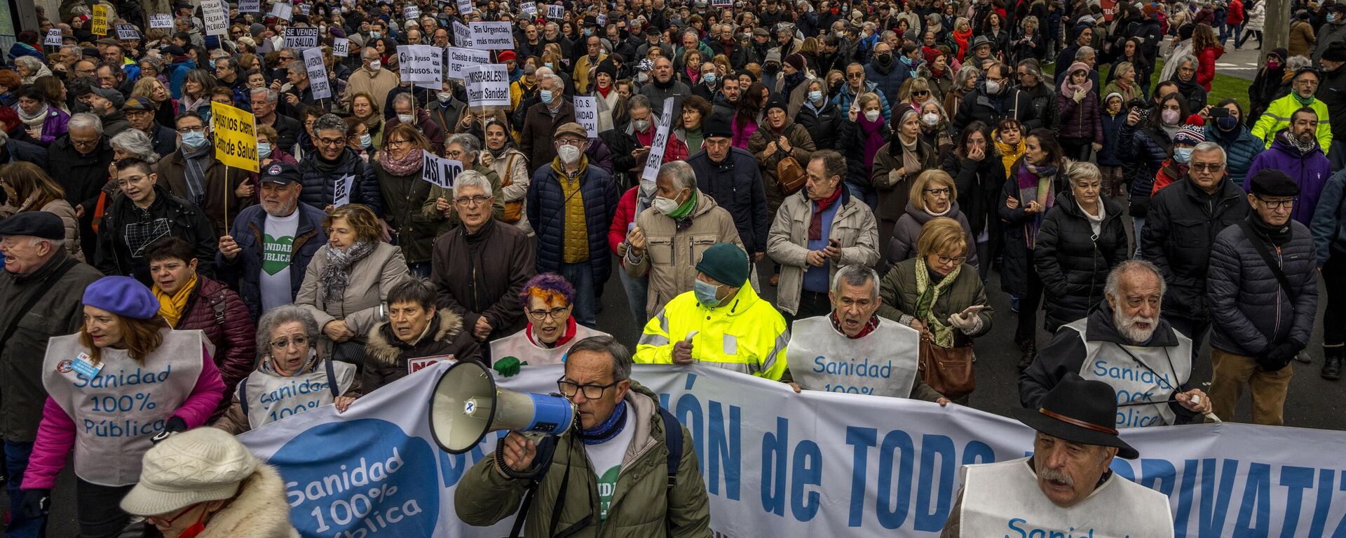 La gente marcha durante una protesta en apoyo de la salud pública en Madrid, España, el domingo 15 de enero de 2023 - Sputnik Mundo, 1920, 01.03.2023