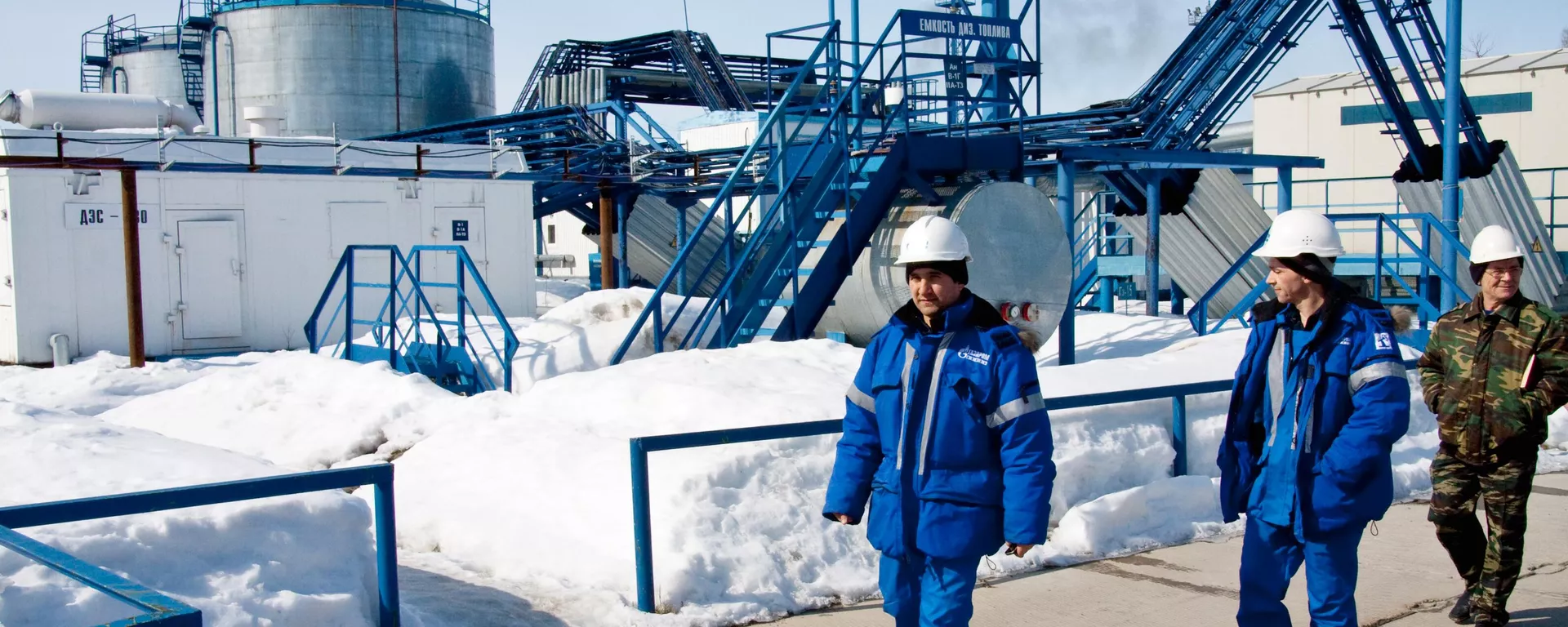 Empleados de una empresa de producción en la unidad de tratamiento y bombeo de petróleo del yacimiento petrolífero de Yuzhno-Priobskoye, Rusia  - Sputnik Mundo, 1920, 01.03.2023