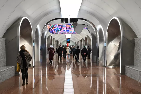 Pasajeros en la estación Rizhskaya de la Gran línea circular del metro de Moscú. - Sputnik Mundo