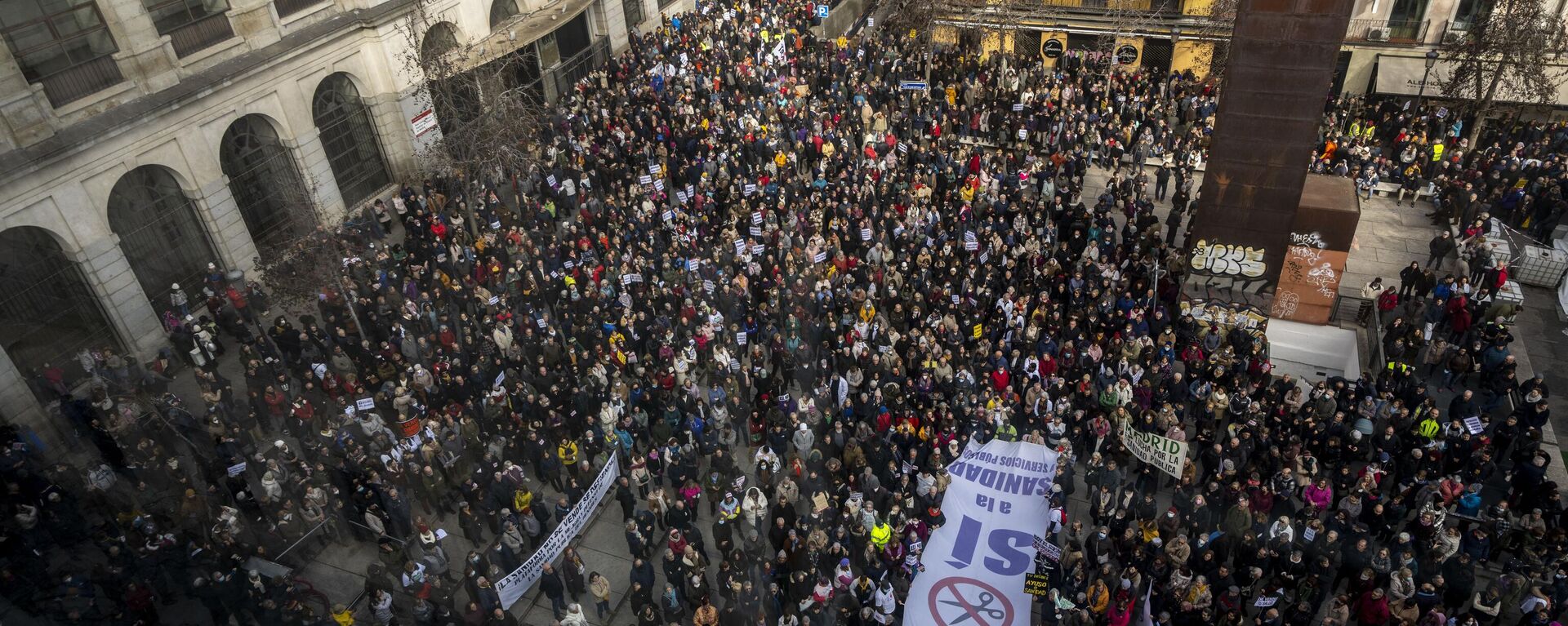 Personas se reúnen durante una protesta en apoyo de la sanidad pública en Madrid, España, el 15 de enero de 2023 - Sputnik Mundo, 1920, 01.03.2023