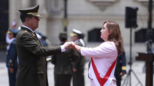 Dina Boluarte recibe bastón de mando de Fuerzas Armadas de Perú  - Sputnik Mundo
