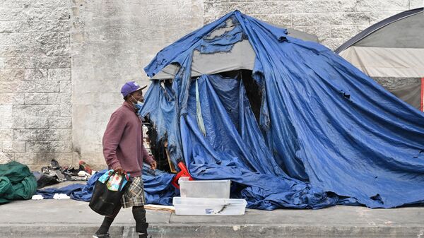 Una persona en condición de pobreza camina en Los Ángeles, California, EEUU - Sputnik Mundo