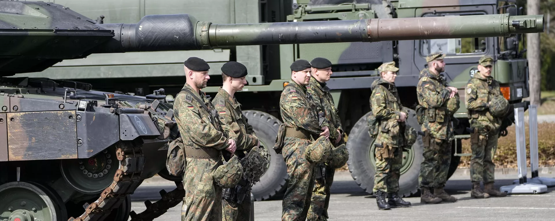 Soldados alemães ao lado de um tanque Leopard na base militar Field Marshal Rommel Barracks em Augustdorf, Alemanha - Sputnik World, 1920, 02.03.2023