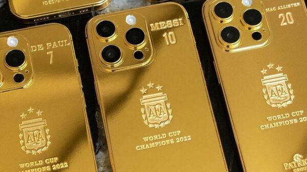 El delantero argentino Lionel Messi compró 35 iPhones de oro para su equipo y su personal  - Sputnik Mundo