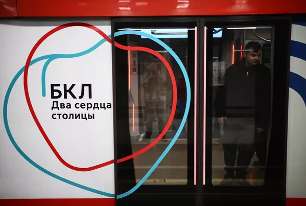 La nuova linea della metropolitana della capitale russa è contrassegnata in colore turchese sullo schema.  Nella foto: i simboli della Grande Linea Circolare in un treno della metropolitana.  - Mondo Sputnik