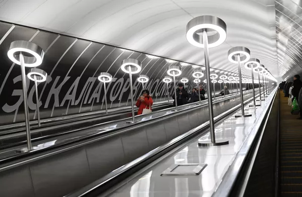 La Great Circular Line trasporterà 380 milioni di persone all'anno.  Nella foto: le scale mobili della stazione Márina Rosha.  - Mondo Sputnik