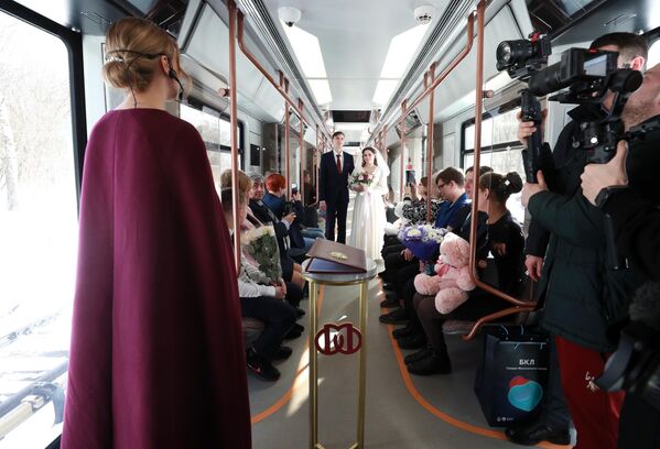 El primer tramo de la Gran Línea Circular de seis estaciones se puso en marcha en 2018. En 2022, 22 de las 31 estaciones ya estaban en funcionamiento.  En la foto: una ceremonia de matrimonio en un tren. - Sputnik Mundo