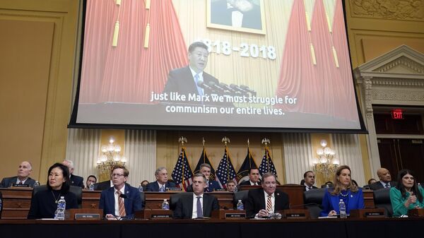 Miembros del comité ven un video durante una audiencia del comité especial de la Cámara sobre la lucha contra China, en el Capitolio, el 28 de febrero de 2023, en Washington  - Sputnik Mundo