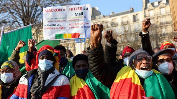 Partidarios malienses a favor de la junta militar gobernante, participan durante una manifestación contra Francia, el 15 de enero de 2022  - Sputnik Mundo