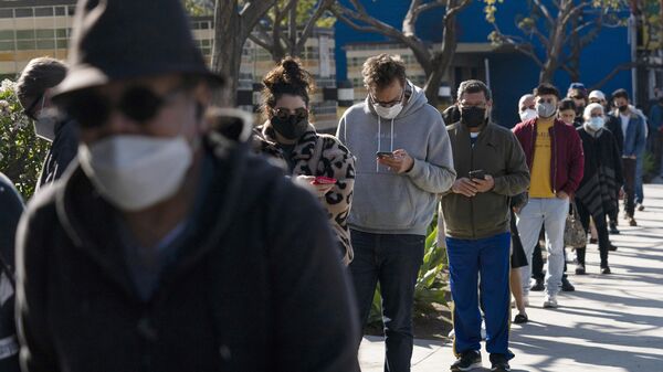 Personas hacen cola para someterse a una prueba de COVID-19 en Los Ángeles, el 4 de enero de 2022 - Sputnik Mundo