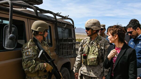 Efectivos del Ejército de Chile junto a la ministra del Interior, Carolina Tohá en Colchane, norte de Chile - Sputnik Mundo