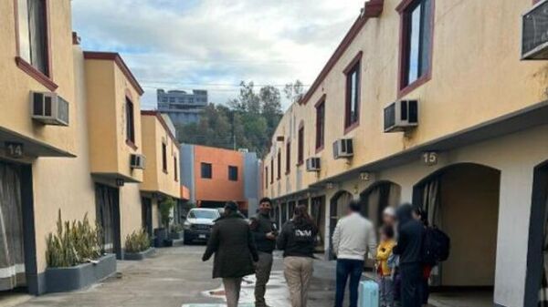 Autoridad encargada de migración 79 migrantes extranjeros hacinados en cuartos de hoteles en Tijuana, al norte de México - Sputnik Mundo