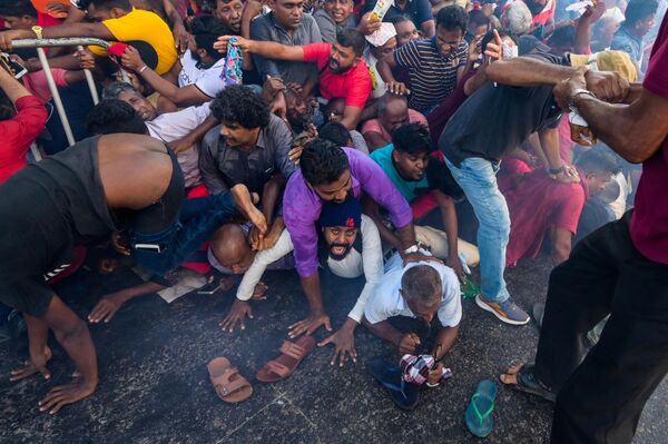 Manifestantes en la capital de Sri Lanka de Colombo, después de que la policía disparara gases lacrimógenos. Las protestas se debieron a la negativa de las autoridades a celebrar elecciones locales. - Sputnik Mundo