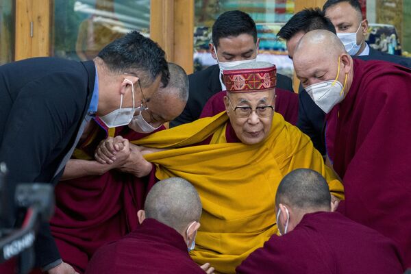 El líder espiritual del Tíbet, el Dalai Lama, con unos monjes tras dirigirse a unos estudiantes frente al templo de Tsuglakhang en la ciudad india de Dharamshala. - Sputnik Mundo