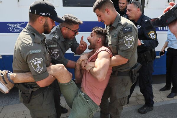 Fuerzas de seguridad israelíes detienen a un manifestante que protesta contra la reforma judicial en Tel Aviv. - Sputnik Mundo